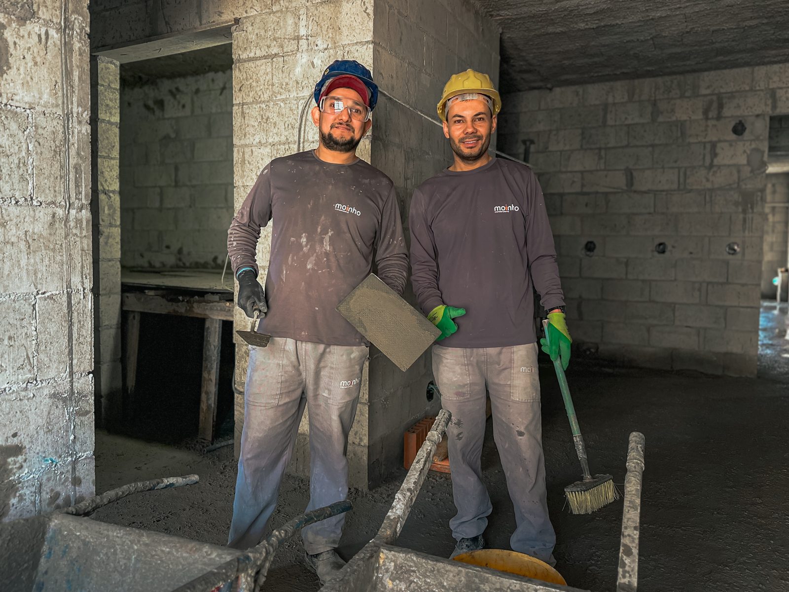 Dupla de colaboradores da Moinho em obra