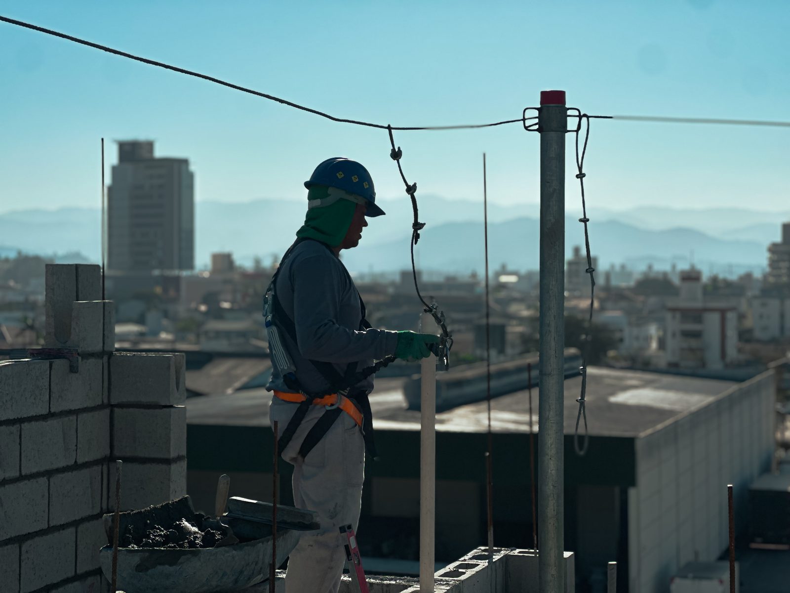 Colaborador da Moinho trabalhando com equipamento de segurança
