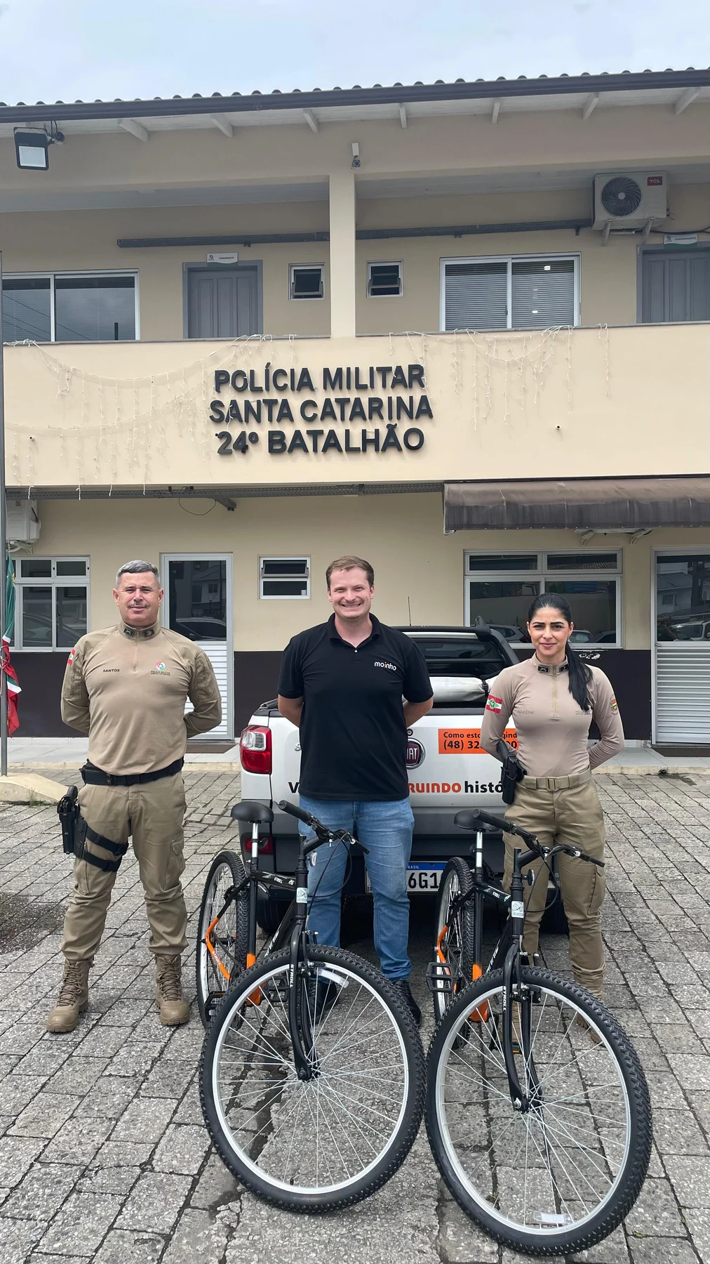 Entrega de bicicleta em ação comunitária apoiada pela Moinho